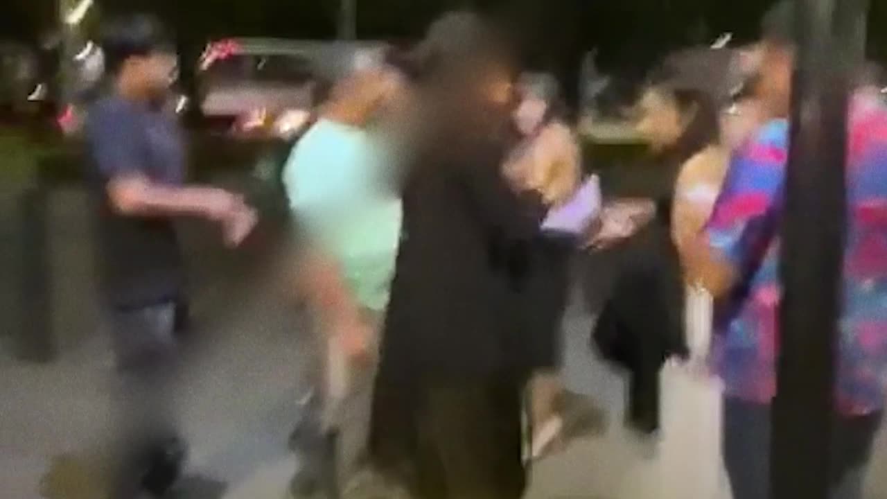 Sorprenden a una joven robando una botella de agua y ella finge que la agreden