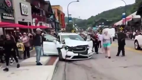 HAPPENING NOW: First responders on scene of multi-vehicle crash in downtown Gatlinburg, Tennessee