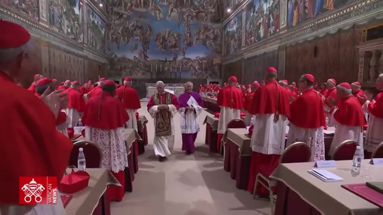 Leone XIV subito dopo l'elezione riceve l'applauso dei cardinali in Cappella Sistina