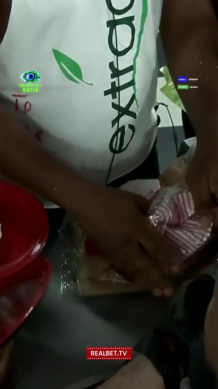 Hunger Really Dey For The House.