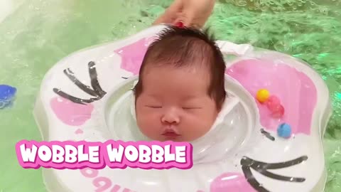 “Her First Swim Ever! 🌊🐬 Baby Reinabell’s Adorable Splash Moment 😍🫧”