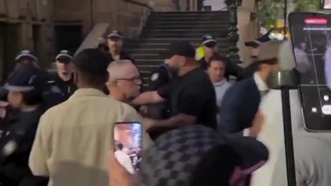 Australian police forcefully chase away Muslims who occupied a street in Sydney to pray to Allah.