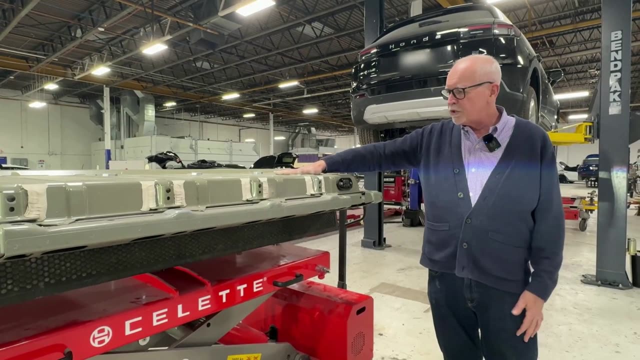 Removing and reinstalling the high-voltage battery of the Honda EV with the Celette BATPRO,