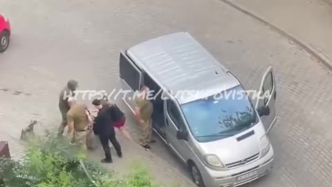 💪🇺🇦 Ukraine Russia War | Brave Woman in Lutsk Takes Down 4 TCC Officers | RCF