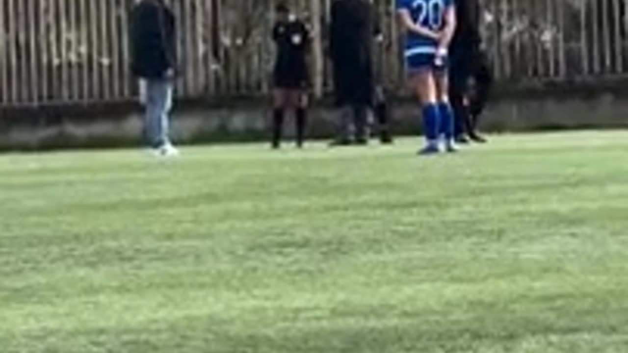 Ish deputeti milioner i PS futet ne fushe dhe q*llon arbitrin (Video)