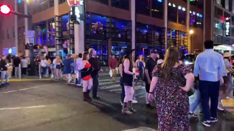 NASHVILLE TN LIVE BROADWAY STREET / PEOPLE WATCHING / BANDS WATCHING / BARS