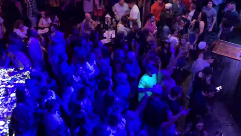 NASHVILLE TN LIVE BROADWAY STREET / PEOPLE WATCHING / BANDS WATCHING / BARS