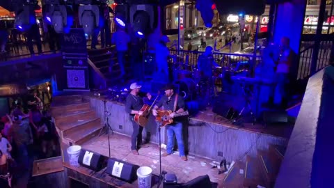 NASHVILLE TN LIVE BROADWAY STREET / PEOPLE WATCHING / BANDS WATCHING / BARS