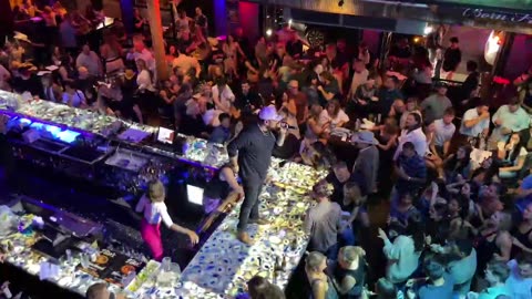 NASHVILLE TN LIVE BROADWAY STREET / PEOPLE WATCHING / BANDS WATCHING / BARS