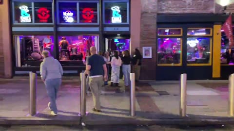 NASHVILLE TN LIVE BROADWAY STREET / PEOPLE WATCHING / BANDS WATCHING / BARS