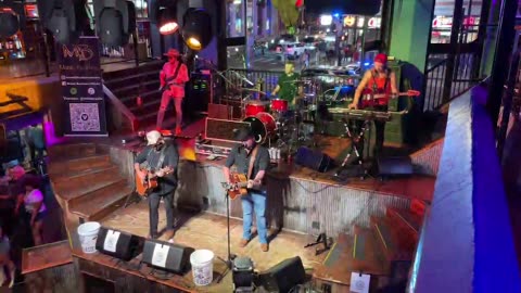 NASHVILLE TN LIVE BROADWAY STREET / PEOPLE WATCHING / BANDS WATCHING / BARS