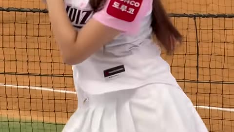 Cheerleader’s graceful hold-up dance to the flute outro song