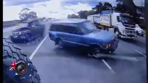 Aussiecams - RANGE ROVER MONASH FREEWAY crash