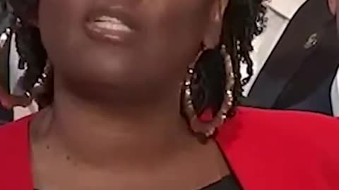 Pennsylvania Gov. Shapiro signs bill prohibiting "hair discrimination"