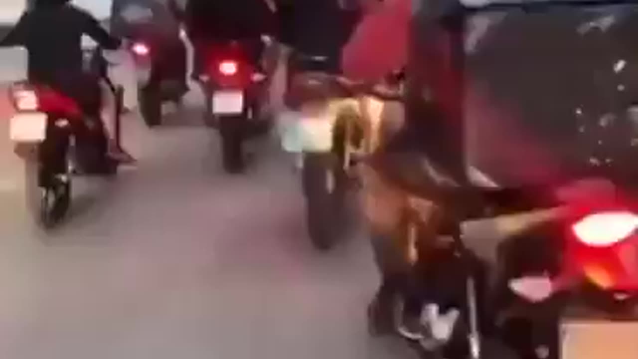 Customer Attacks Delivery Guy – Gets Surrounded by His Colleagues in Intense Showdown!