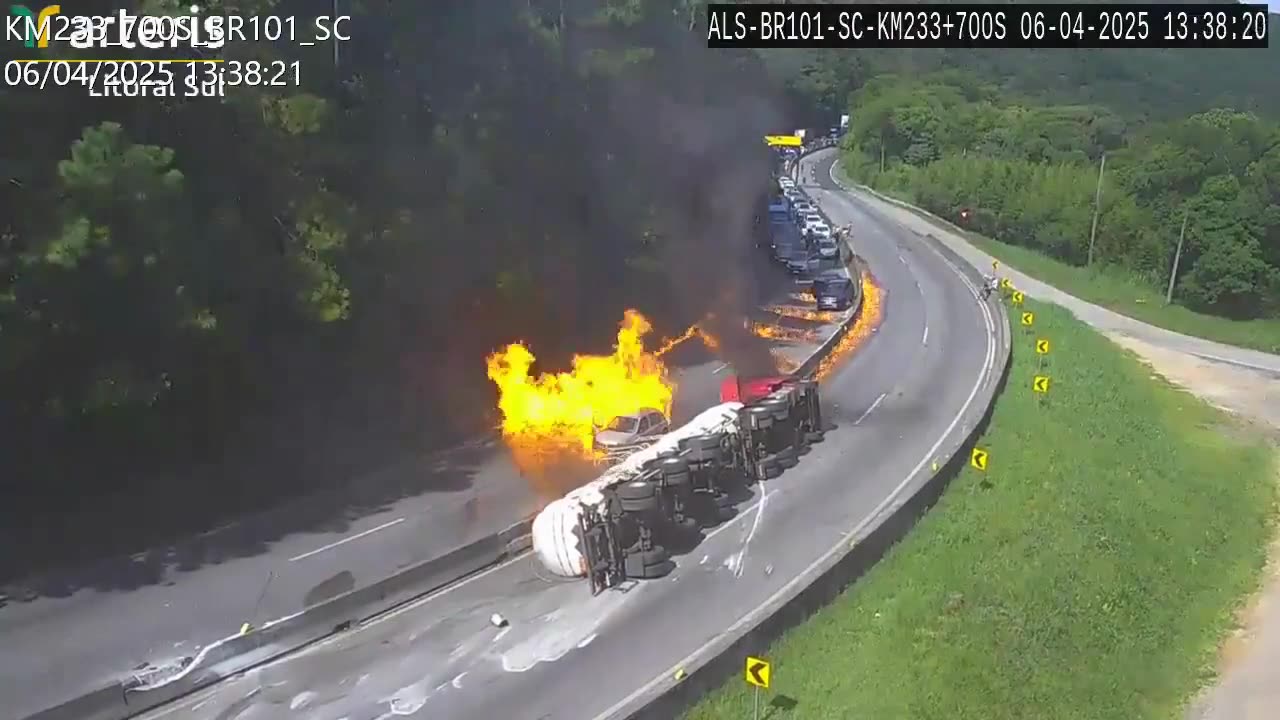 Accident on a #Brazil highway leads to 25 cars catching fire.