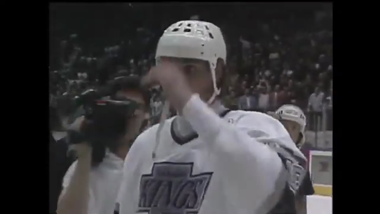 Wayne Gretzky scores goal 802 breaking Gordie Howe‘s record