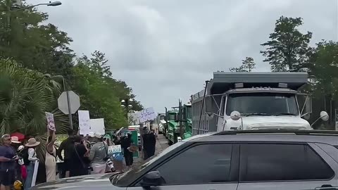 Allegators surrounded detention center for Illegal Immigrants contruct in Florida