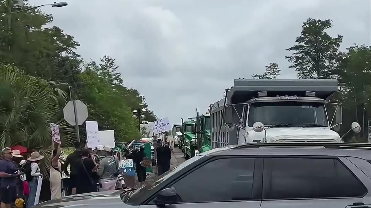 Allegators surrounded detention center for Illegal Immigrants contruct in Florida