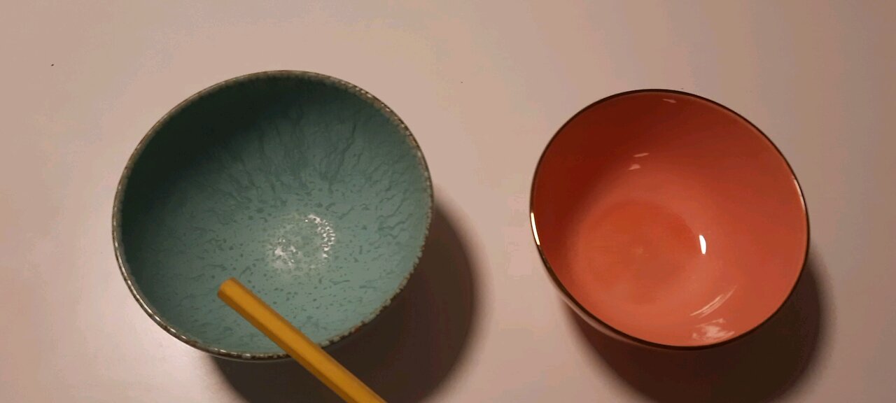 Mesmerizer but its 2 bowls 1 crayon