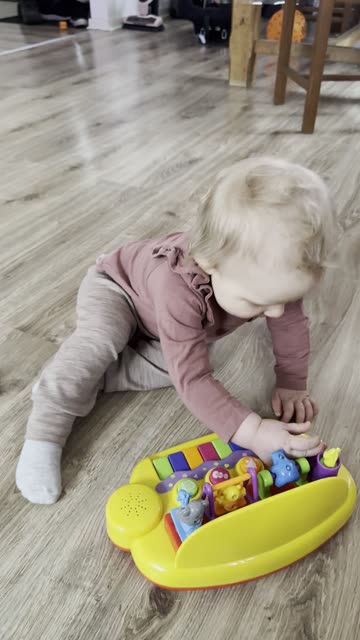 Baby Kayla Loves Her New Toy Piano 🎹🥹