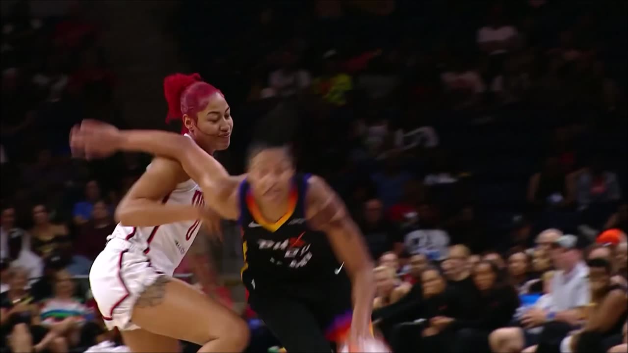 👀 Shakira Austin ELBOWED in JAW by Alyssa Thomas | WNBA women's basketball