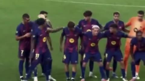 Raphinha trying to reconcile Gavi and Fermin