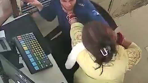 Se queda sin saldo en su pase y agrede al trabajador del peaje