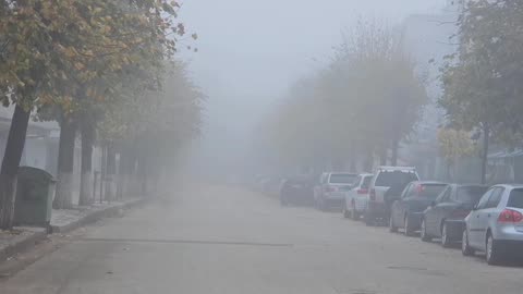 Mjegulla e dendur mbulon Kukësin, fushpamje e kufizuar, apel për kujdes në qarkullim