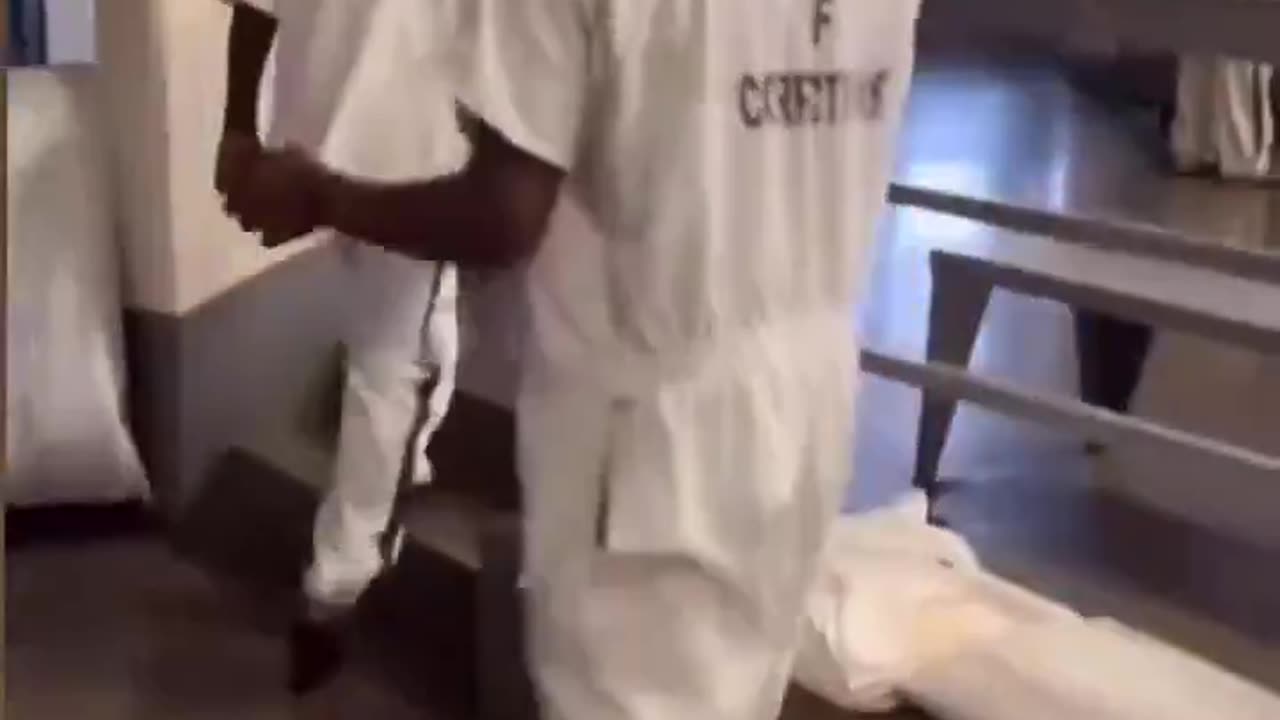 Prisoner Took a 💩 In The Shower and Got Beaten