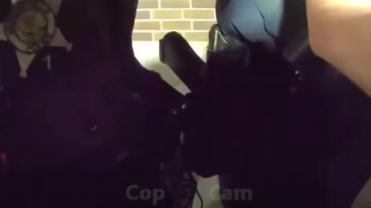 Conductora se altera tras ser detenida y exige que multen a un policía