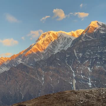 ✨ "Lost in the beauty where the sky kisses the earth and peace whispers through the breeze." 🌸