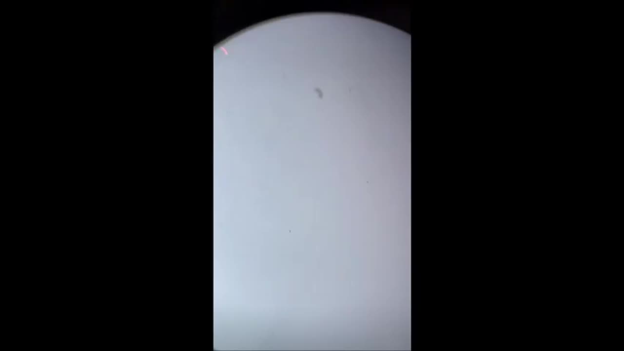 Un OVNI capturé à travers un télescope