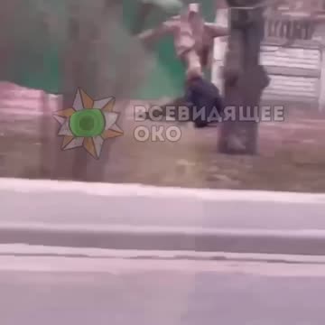 Reclutadores ucranianos patean a un hombre en la cara