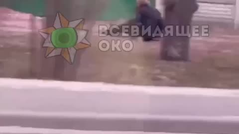 Reclutadores ucranianos patean a un hombre en la cara