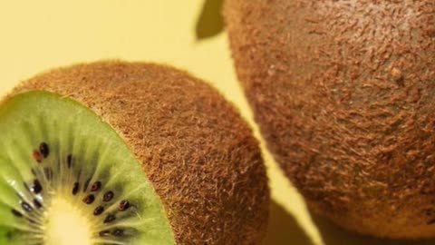 गर्मी में कीवी खाने के तीन ज़बरदस्त फायदे#health #shorts #viral #trending #like #fact #reels
