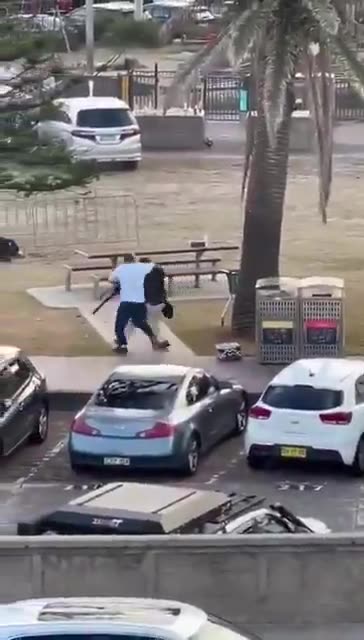 Shocking footage of how this HERO saved multiple lives today on Bondi Beach in Sydney, Australia 🙏🏻