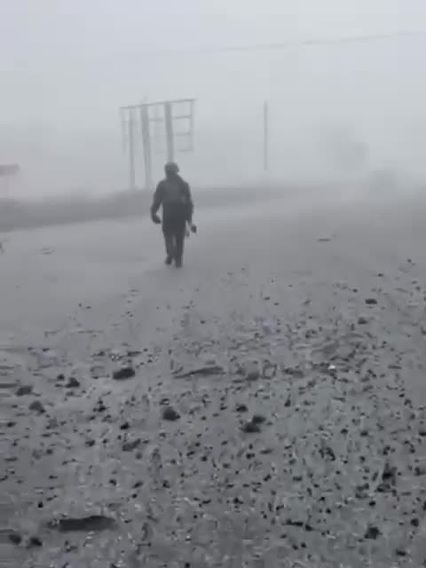 Russian Assault Troops Massively Enter Pokrovsk Under Cover of Thick Fog