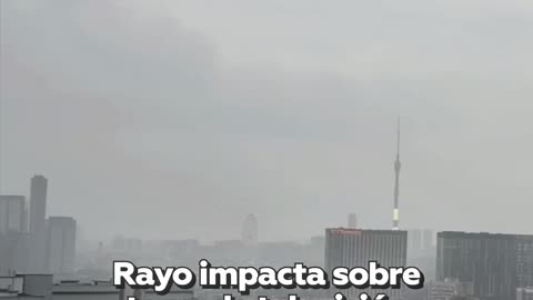 Un rayo cae sobre la torre de televisión de Moscú