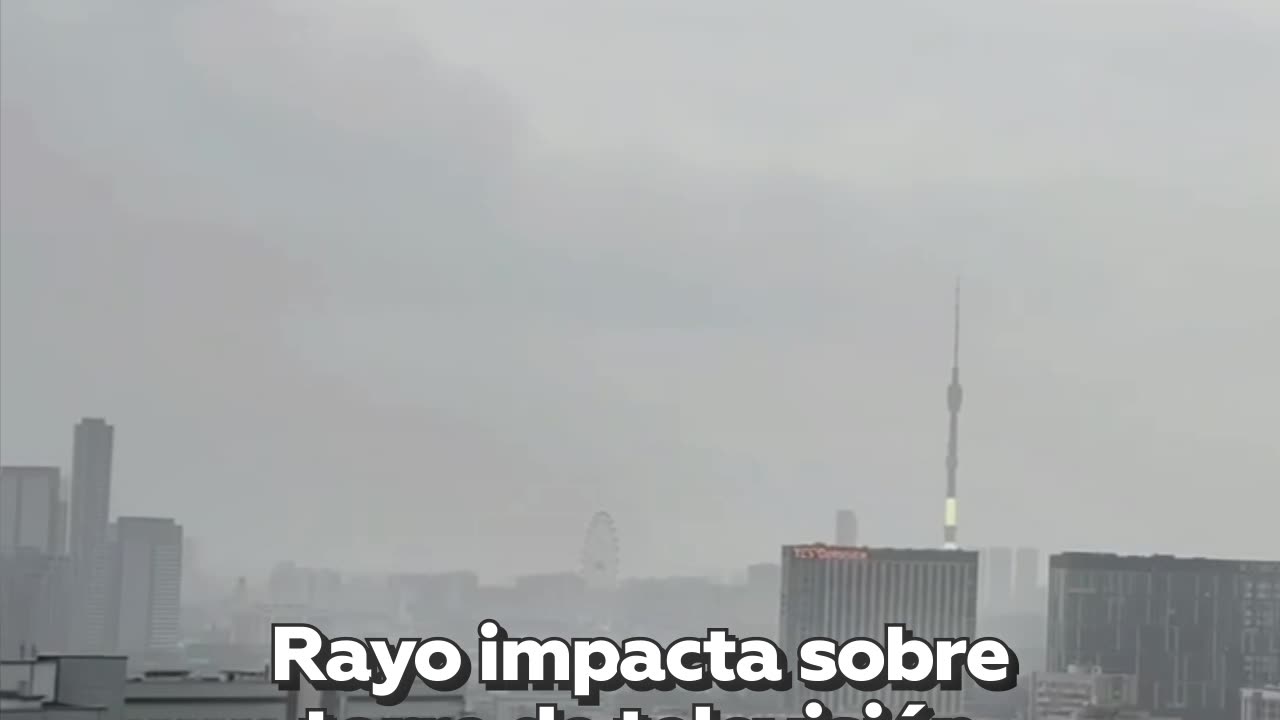 Un rayo cae sobre la torre de televisión de Moscú
