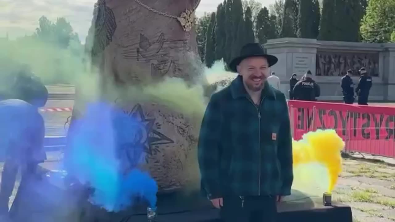 Epic Putin Statue Unveiled in Warsaw