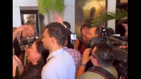 Staten Island Crowd Boos Zohran Mamdani During Restaurant Visit