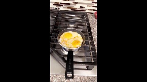 Cooking eggs 🍳
