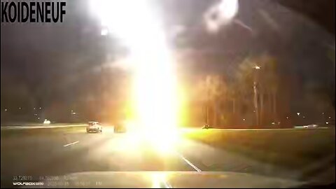 Lightning ⚡️ strikes right in front of a truck 🛻 driver in Georgia