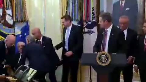 Incident në Zyrën Ovale, një personi i bie të fikët para Trump