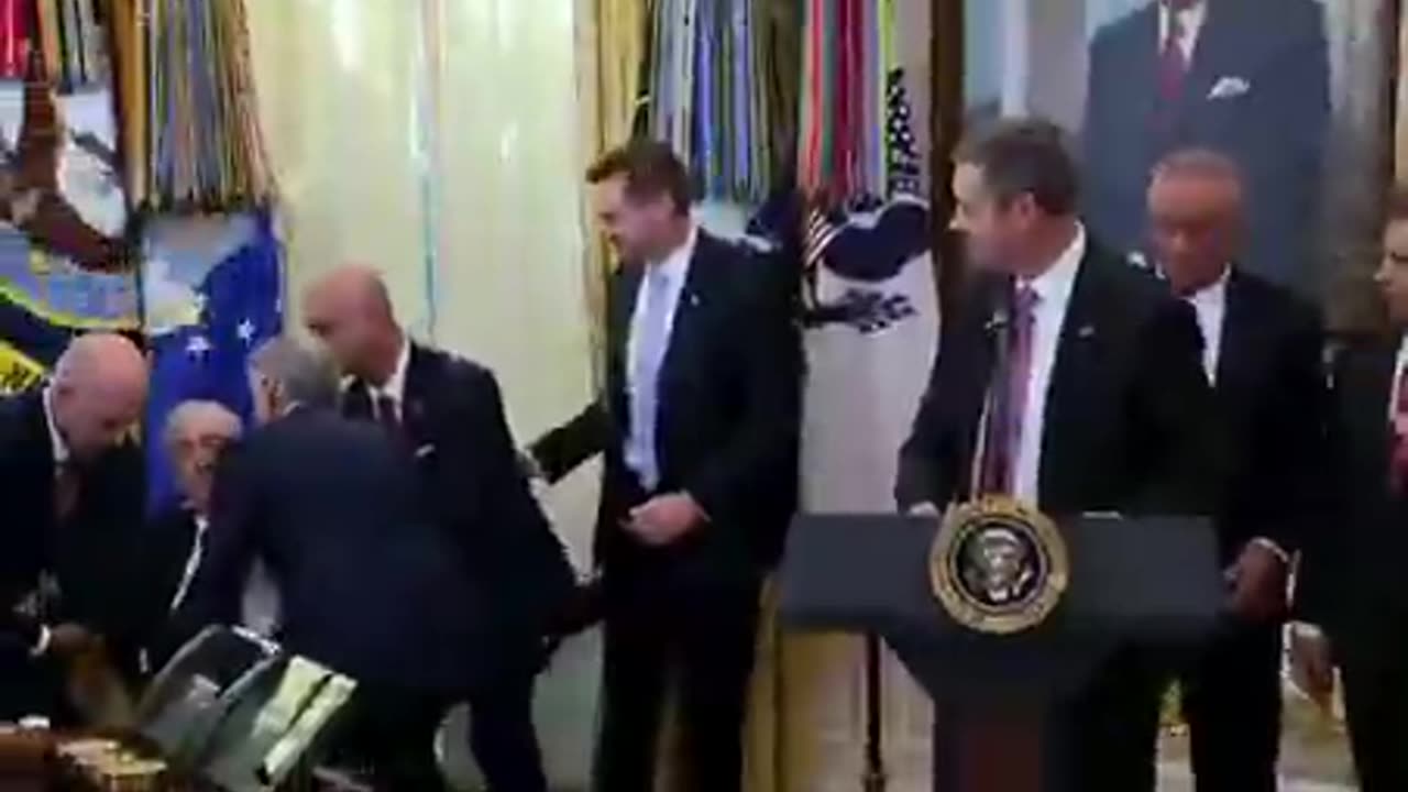 Incident në Zyrën Ovale, një personi i bie të fikët para Trump