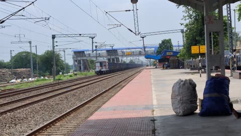 Kolkata Darbhanga Maithili Express Crossing Chandanpur