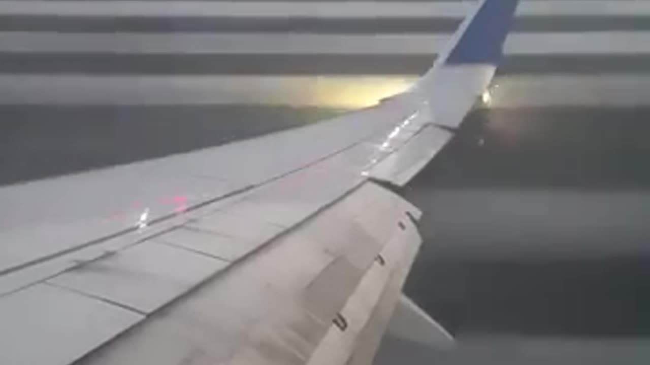 Boeing 737 wing strike