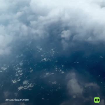 Olas en distintas direcciones se divisan en el ojo del huracán Melissa