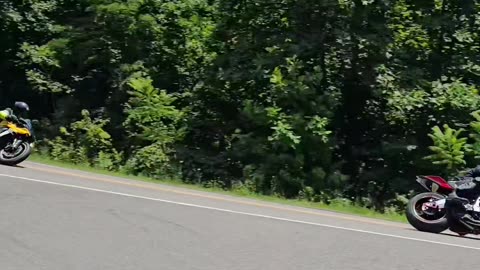 Bmw s1000r vs Yamaha R1 on the run.